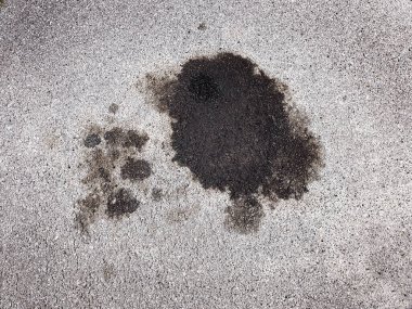 Otoyol otoparkında arabadan petrol döküldü.