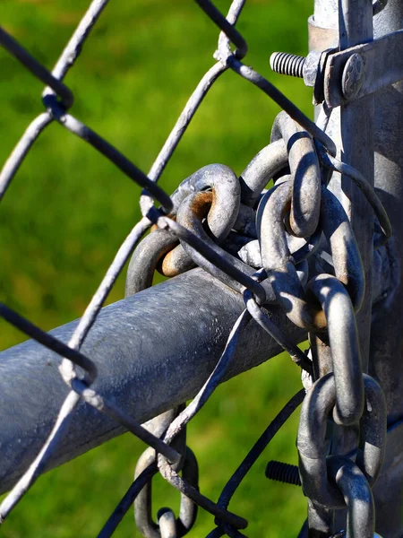 Chaîne Verrouillée Sur Une Clôture Maillons Chaîne Pour Sécurité — Photo