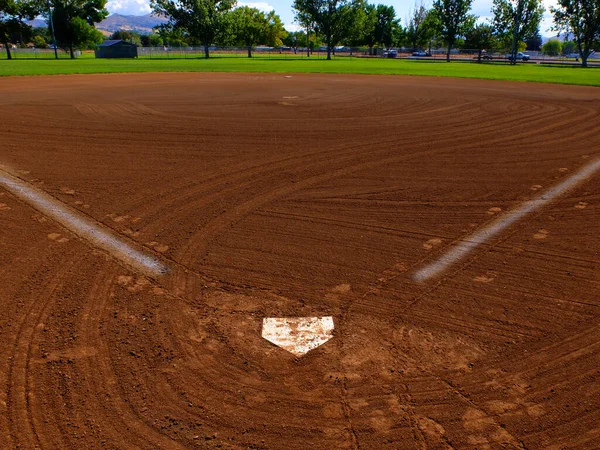 野球のホームプレートは ボールダイヤモンドにベースラインを塗装 — ストック写真