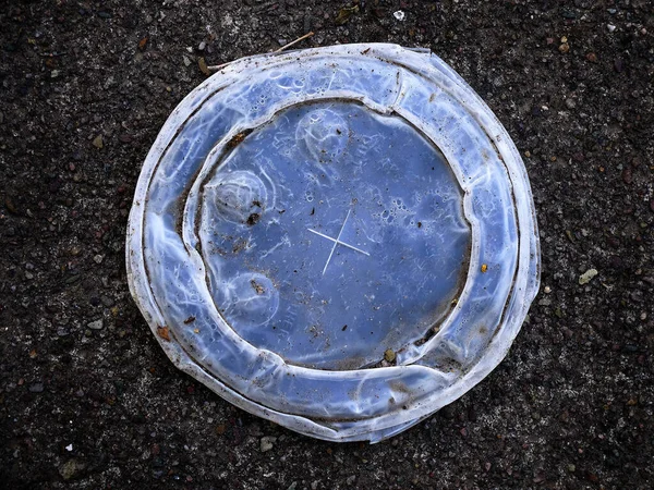 歩道上のゴミとしての着用プラスチックカップ蓋の詳細 — ストック写真