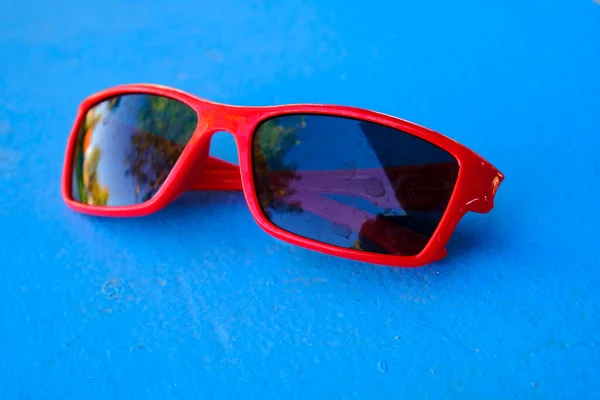 Rosso Sunglassed Posa Sfondo Blu Superficie Visiva Weal Moda — Foto Stock