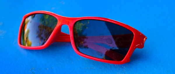 Rosso Sunglassed Posa Sfondo Blu Superficie Visiva Weal Moda — Foto Stock