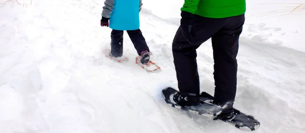 家庭雪鞋在冬天雪户外的孩子们有乐趣 — 图库照片