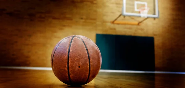 在竞争和体育篮球场上的球 — 图库照片