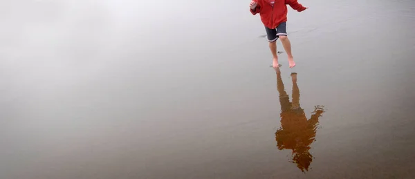Chica Joven Corriendo Playa Mirando Océano —  Fotos de Stock