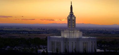 Pocatello Idaho LDS Mormon Son Gün Aziz Tapınağı Gün batımında Angel Moroni