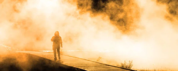 Mujer Caminando Través Vapor Brumoso Paseo Marítimo — Foto de Stock