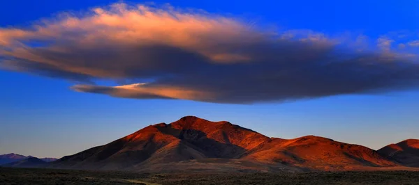 空の風景の中に雲と山の上の日没や日の出 — ストック写真