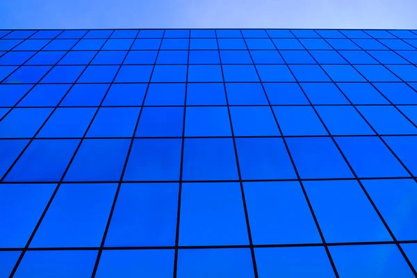 Bedrijfsgebouw Met Reflecterende Glazen Ramen Reflecterende Blauwe Lucht — Stockfoto