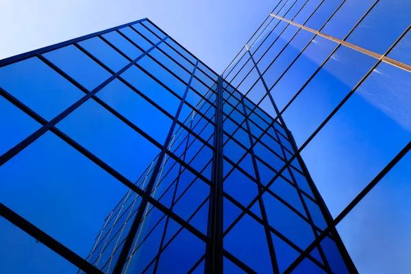 Bedrijfsgebouw Met Reflecterende Glazen Ramen Reflecterende Blauwe Lucht — Stockfoto