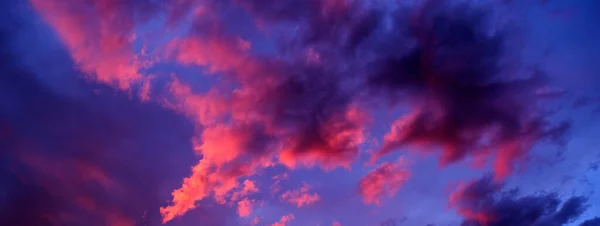 Nanılmaz Renkli Gün Batımı Turuncu Pembe Mavi Dramatik Gün Doğumu — Stok fotoğraf