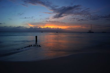 Karayip sahilde günbatımı