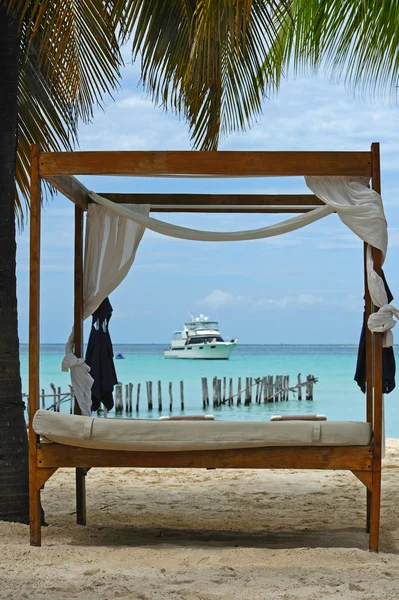 Sunbed on the beach — Stock Photo, Image