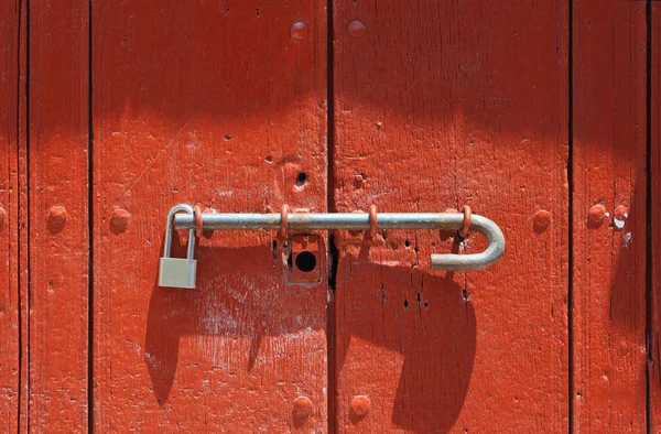 Puerta roja con cerradura — Foto de Stock