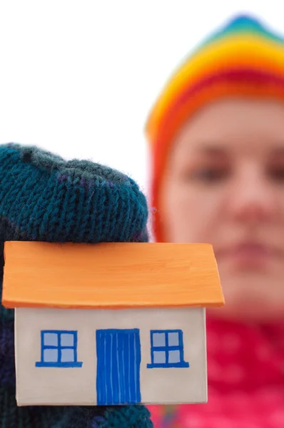 Huis houdt vrouw in winter handschoenen — Stockfoto