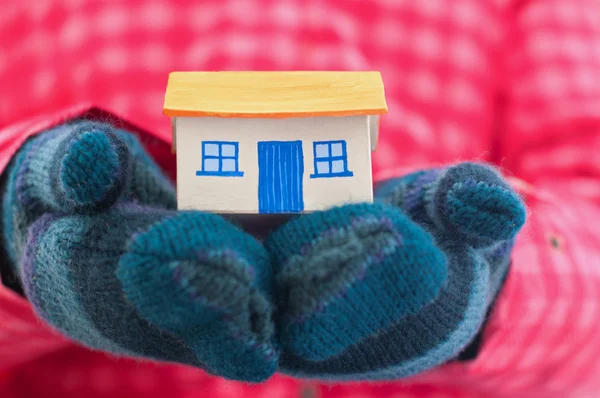 Huis houdt vrouw in winter handschoenen — Stockfoto