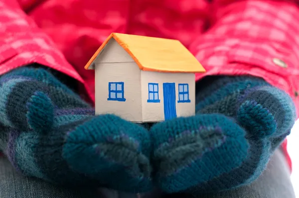 Casa sostiene a la mujer en guantes de invierno — Foto de Stock