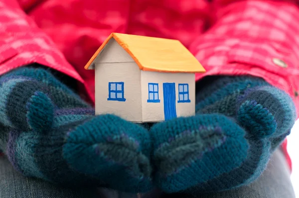 Σπίτι κατέχει γυναίκα σε χειμερινά γάντια Φωτογραφία Αρχείου