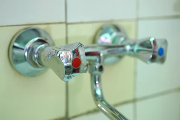 Silberner Wasserhahn — Stockfoto