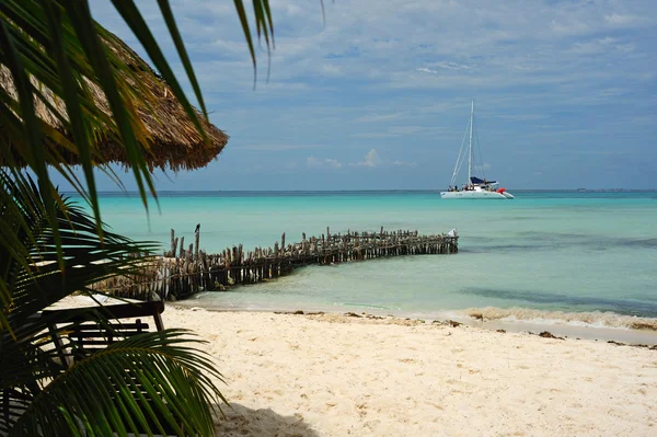 Beach and yacht — Stock Photo, Image