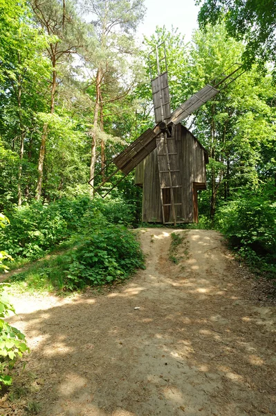 Vindmølle af træ - Stock-foto