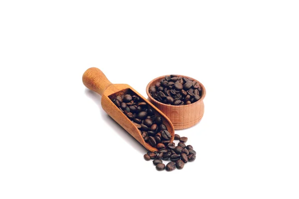 Grãos de café em uma tigela de madeira — Fotografia de Stock