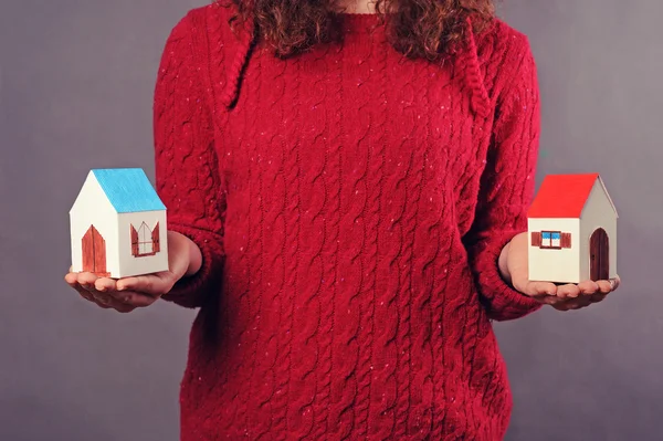 kadın ve elinde iki ev