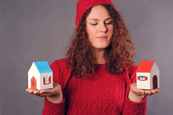 kadın ve elinde iki ev