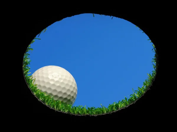 Bola de golfe sobre buraco — Fotografia de Stock