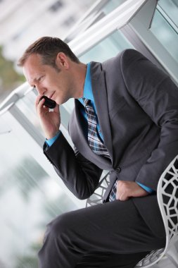 İş adamı cep telefonuyla konuşuyor.