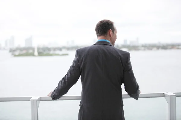 Бизнесмен смотрит с балкона — стоковое фото
