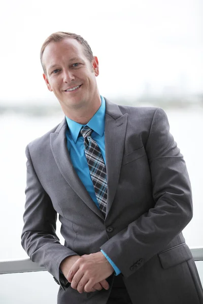 Businessman leaning on the ledge — Stock Photo, Image