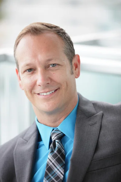 gülümseyen iş adamı