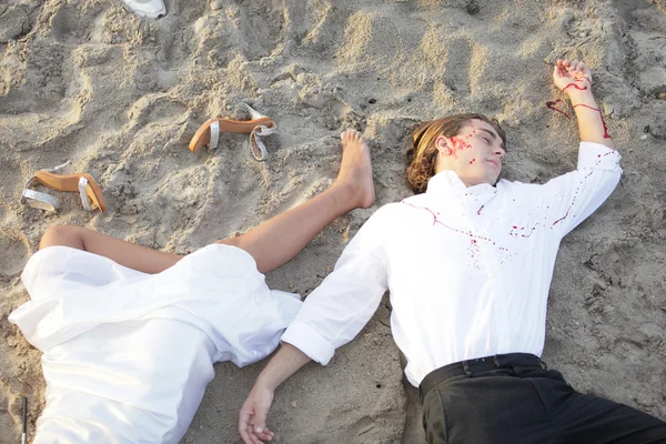 Couple murdered on the beach — Stock Photo, Image