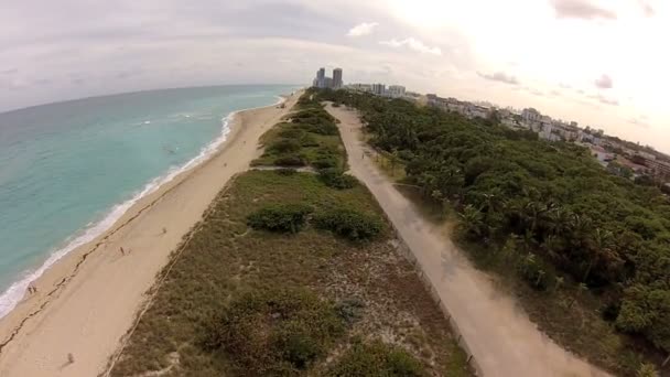 Über den Strand fliegen — Stockvideo