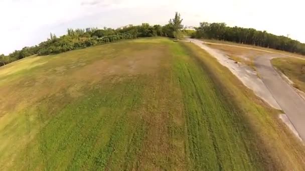 Flying over a field — Stock Video