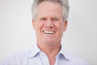 gülümseyen yakışıklı işadamı headshot