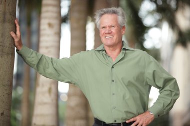 İşadamları ağaca yaslanmış