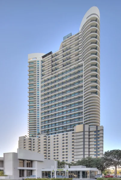 Modern yüksek katlı condominium — Stok fotoğraf