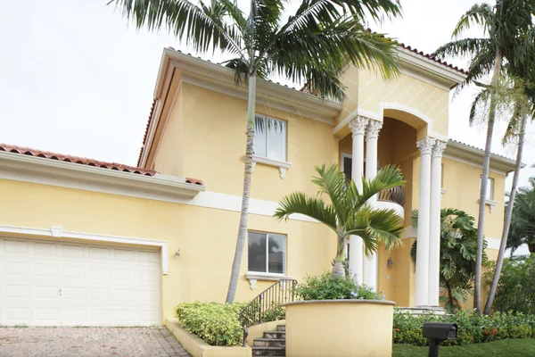 Moderna casa de lujo con garaje para dos coches — Foto de Stock