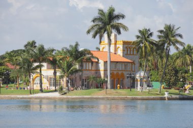 su üzerinde lüks malikane