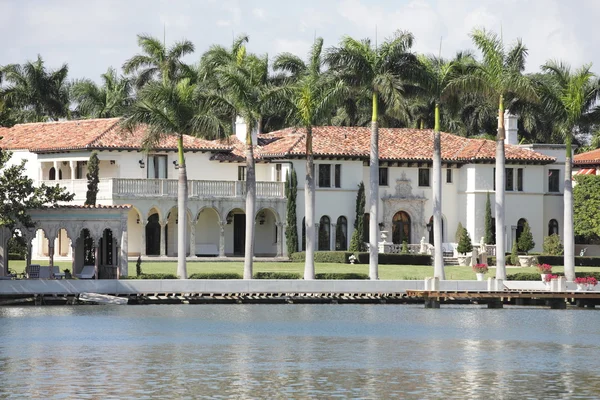 Luxuriöse Villa am Wasser mit Palmen — Stockfoto