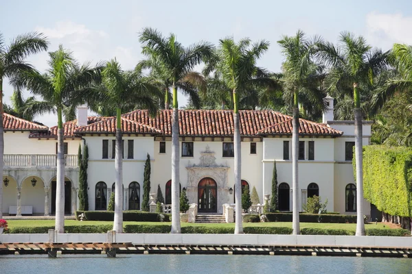 Lyxiga waterfront herrgård med palmer — Stockfoto