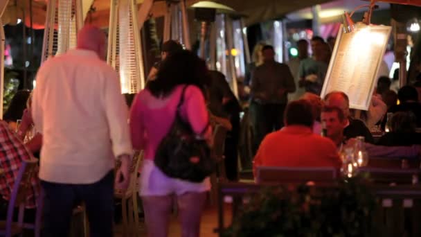 Tourists dining on Ocean Drive — Stock Video