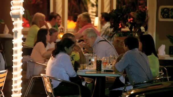 Turistas cenando en Ocean Drive — Vídeos de Stock