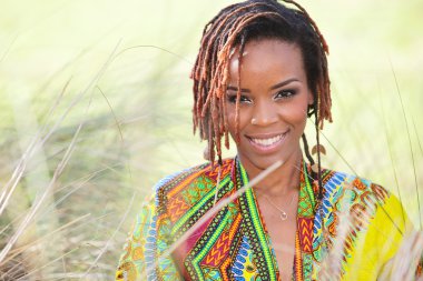 Parkta poz veren çekici bir Afrikalı Amerikalı kadın.