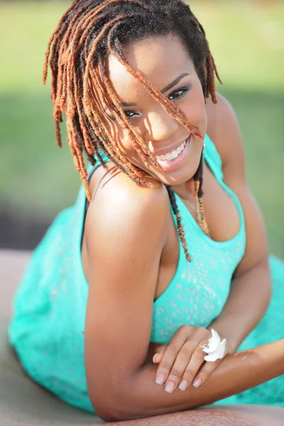 Parkta poz veren çekici bir Afrikalı Amerikalı kadın.