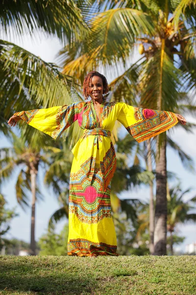 An attractive African American woman posing in the park — Stock Photo, Image