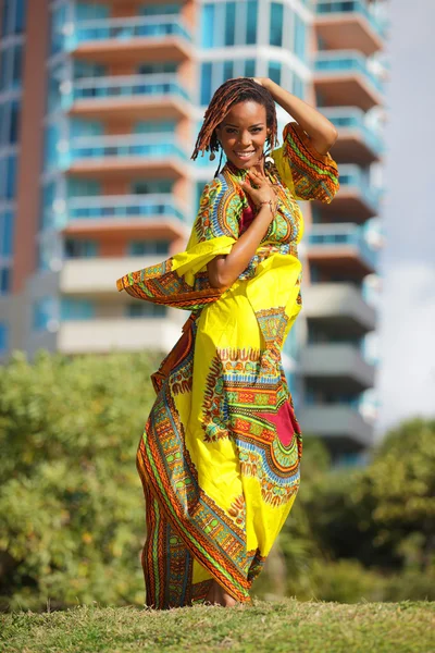 Atrakcyjna Afroamerykanka pozująca w parku — Zdjęcie stockowe