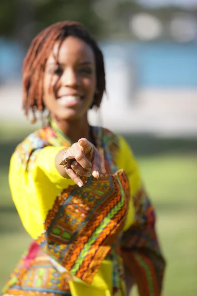 Atrakcyjna Afroamerykanka pozująca w parku — Zdjęcie stockowe